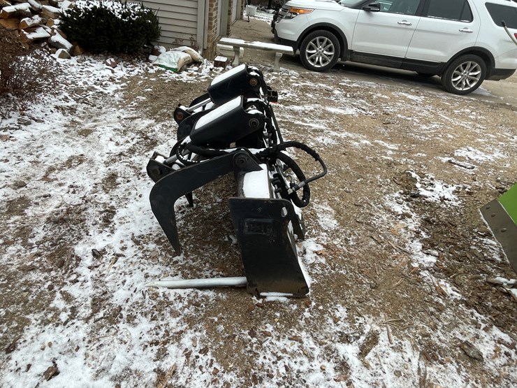 #2703-•-cat-skid-steer-grapple-bucket-(fall-creek,-wi)-image-6