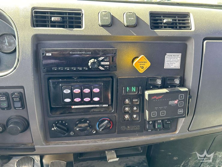 2015-peterbilt-348-image-14