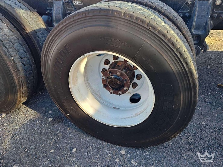 2015-peterbilt-567-image-11