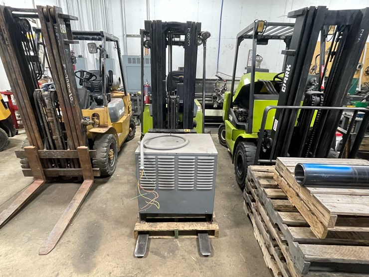 #454-•-clark-electric-forklift-(shawano,-wi)-image-2