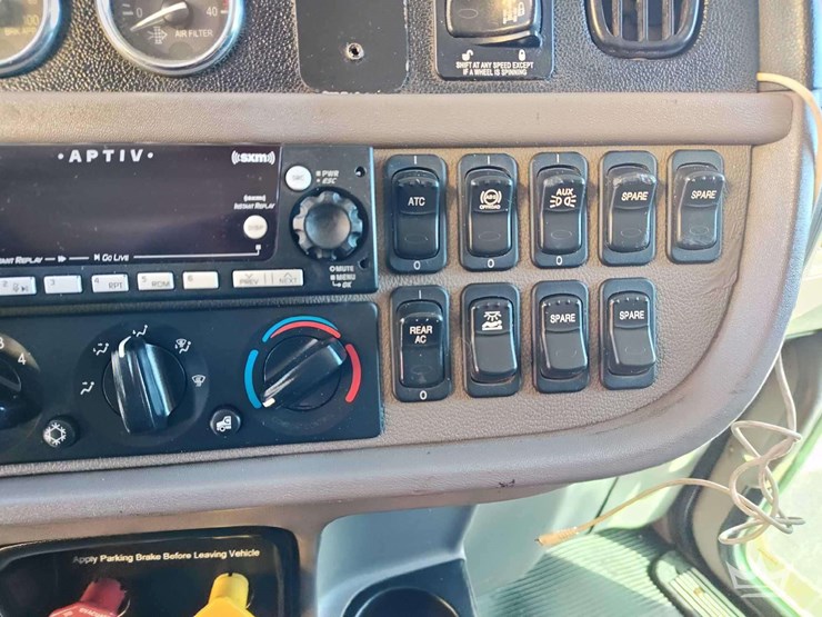 2018-peterbilt-389-image-25