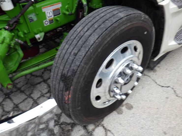 peterbilt-579-image-25