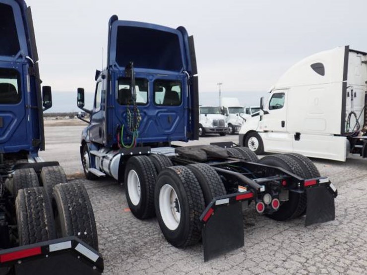 freightliner-cascadia-126-image-12