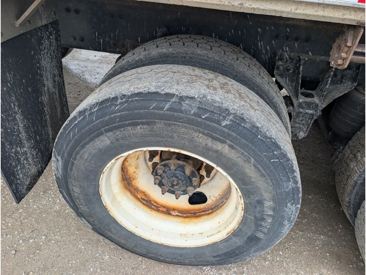 2015-freightliner-114sd-image-7