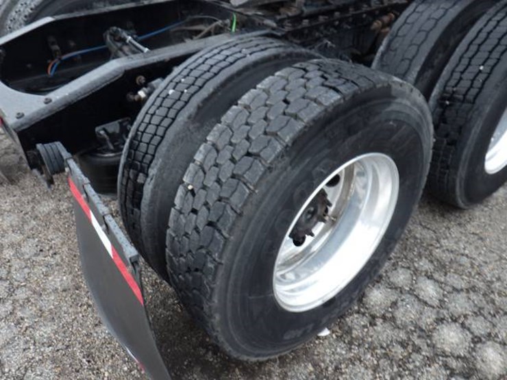 2019-freightliner-cascadia-126-image-13