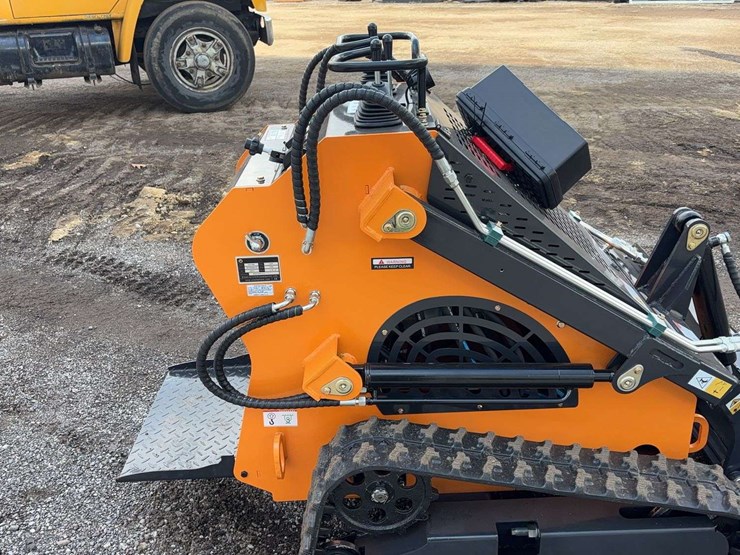 landhero-mini-stand-on-skid-loader-image-9