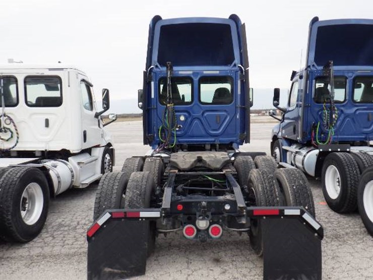 2020-freightliner-cascadia-126-image-11