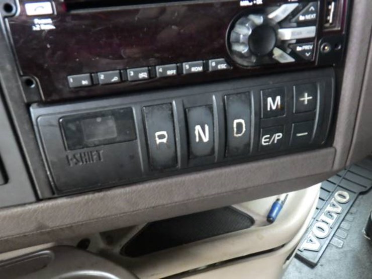 2017-volvo-vnl780-image-17