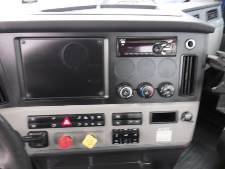 2020-freightliner-cascadia-126-image-20