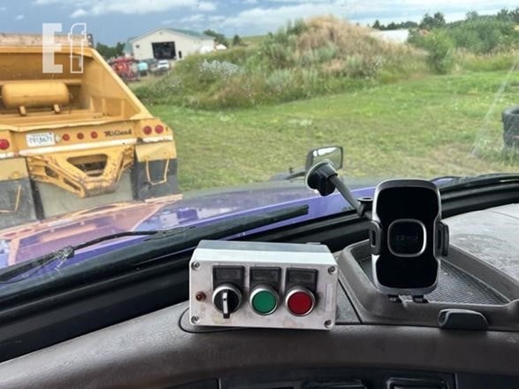 2015-volvo-vnl42t670-image-21