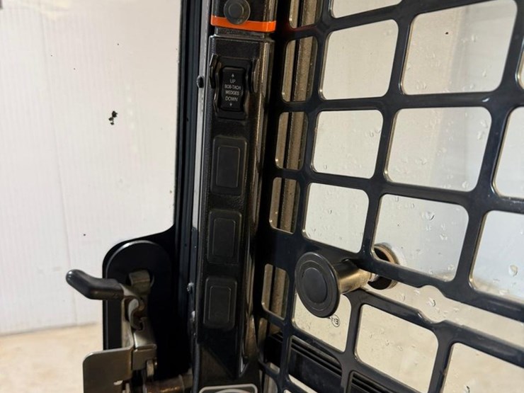 2014-bobcat-t650-image-30