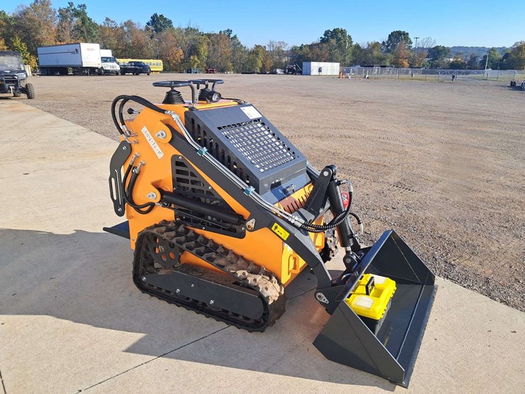 2025-landhero-mini-stand-on-skid-loader-image-2