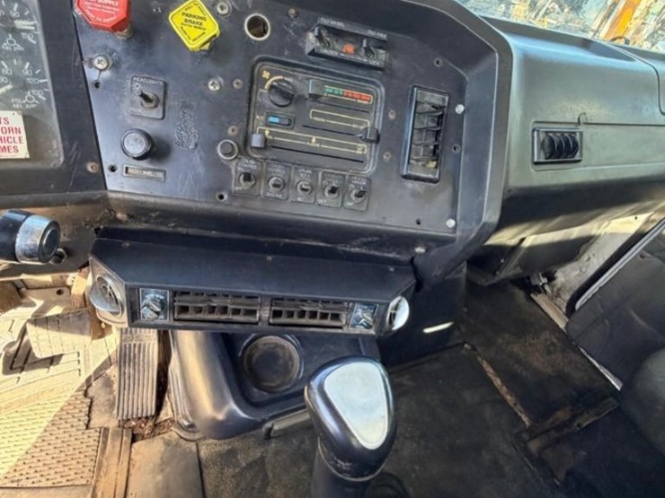 2000-volvo-wg-roll-off-truck-image-12