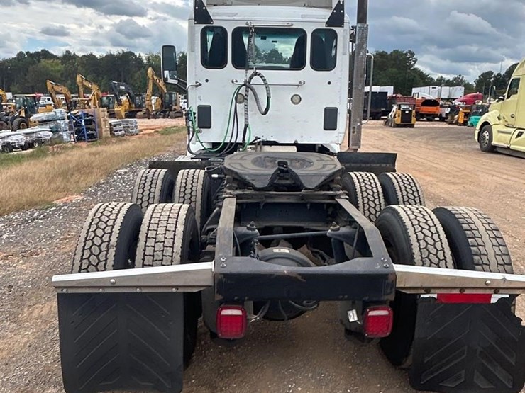 peterbilt-579-image-24