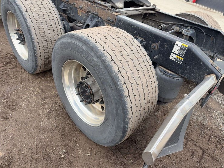 2019-peterbilt-579-image-7