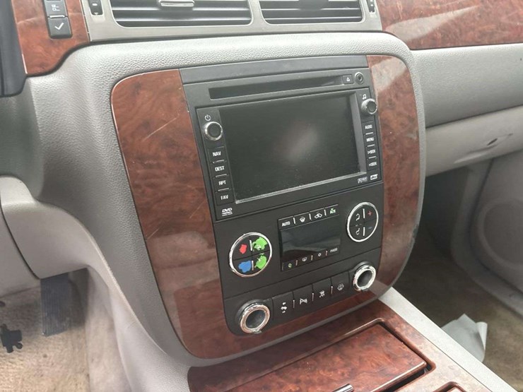 2008-chevrolet-suburban-image-18