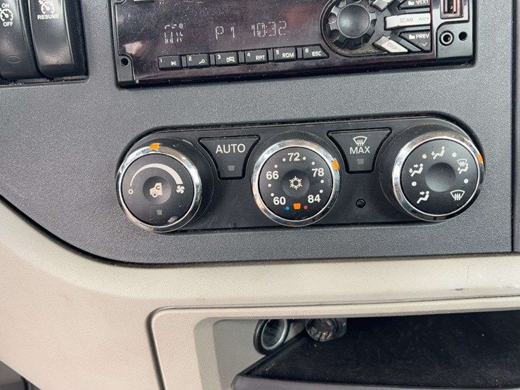 2018-peterbilt-579-image-48