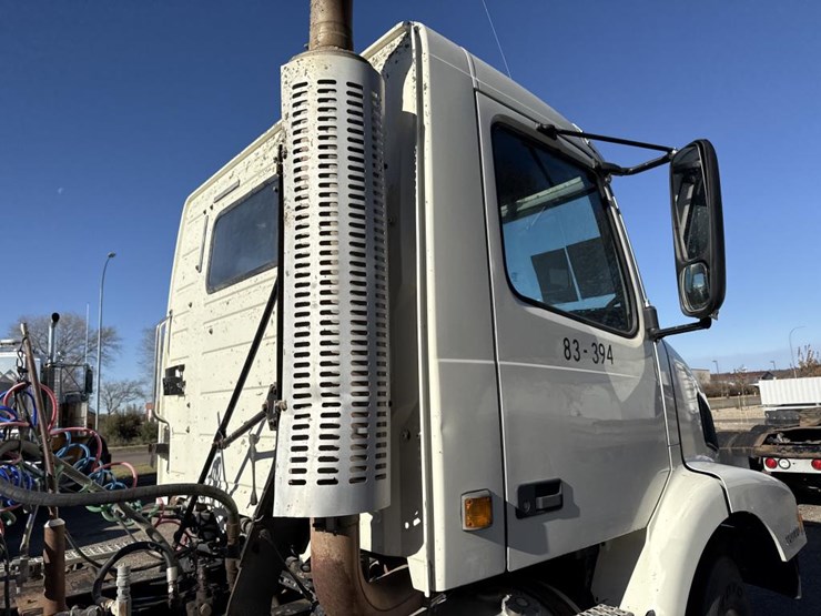 #1994-•-1999-volvo-day-cab-truck-tractor-image-37