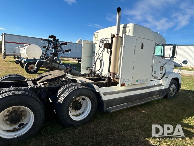 1996-freightliner-fld120-image-11