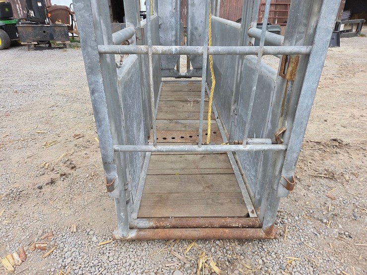 cattle-chute-w/-palpation-cage-image-11
