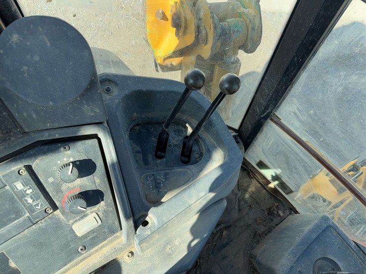 2011-deere-310j-image-30