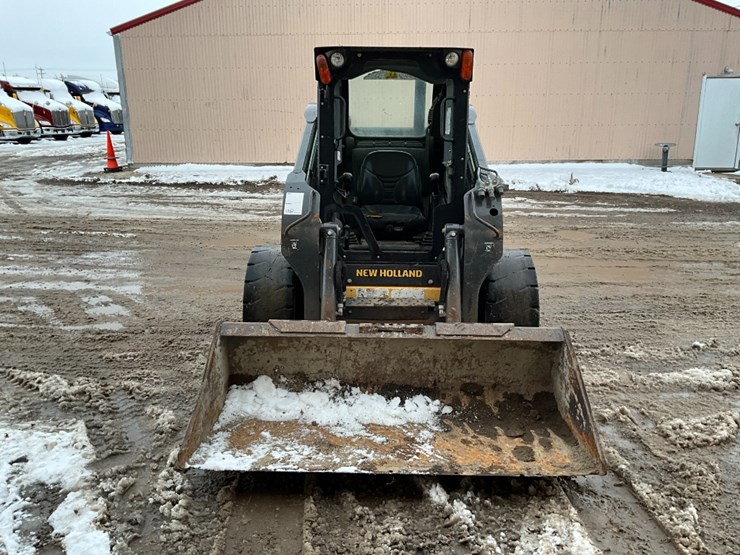 new-holland-l225-image-4