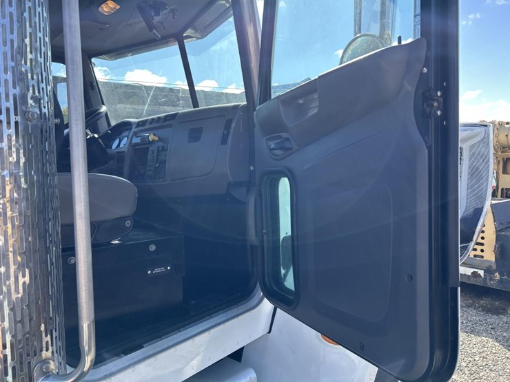 2017-peterbilt-337-image-91