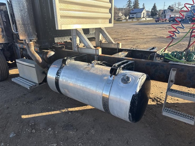 2008-peterbilt-388-image-27