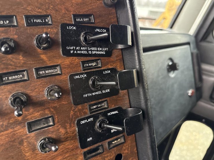 1999-peterbilt-379-image-80