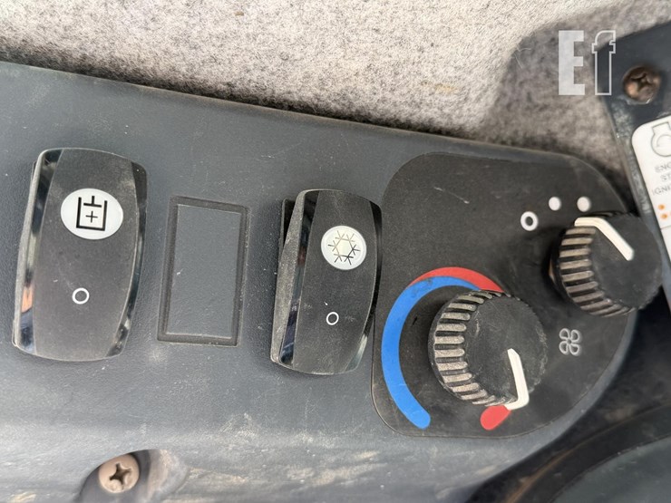 2021-deere-333g-image-28