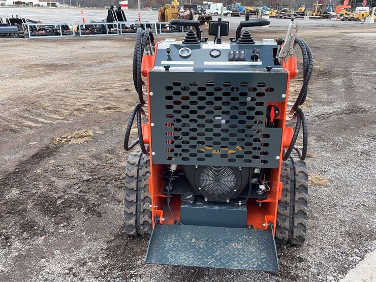 landhero-mini-stand-on-skid-loader-image-18