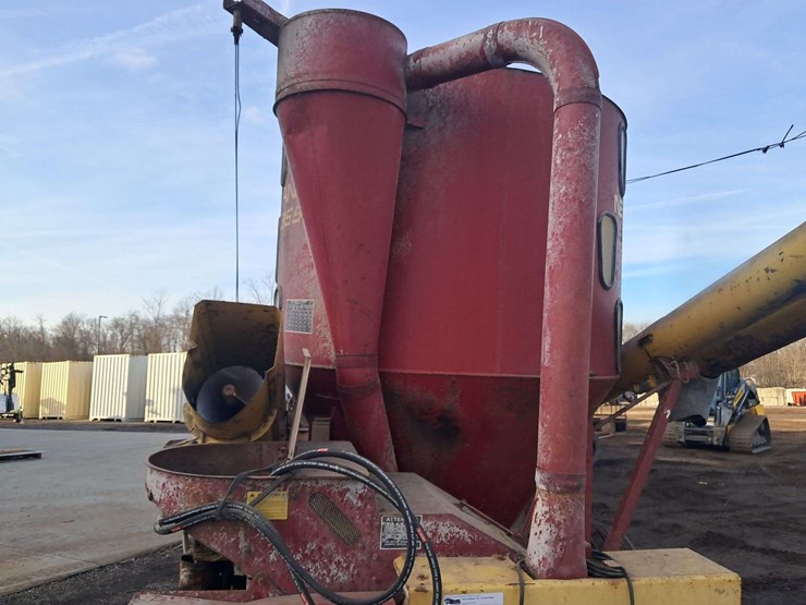 new-holland-355-image-17