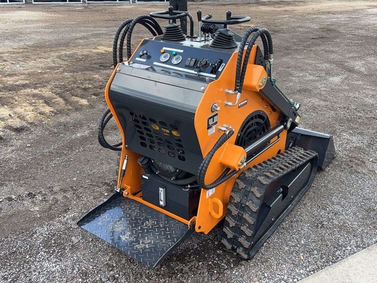 landhero-mini-stand-on-skid-loader-image-3