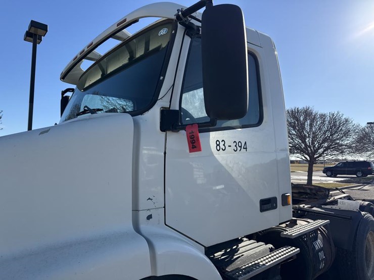 #1994-•-1999-volvo-day-cab-truck-tractor-image-26