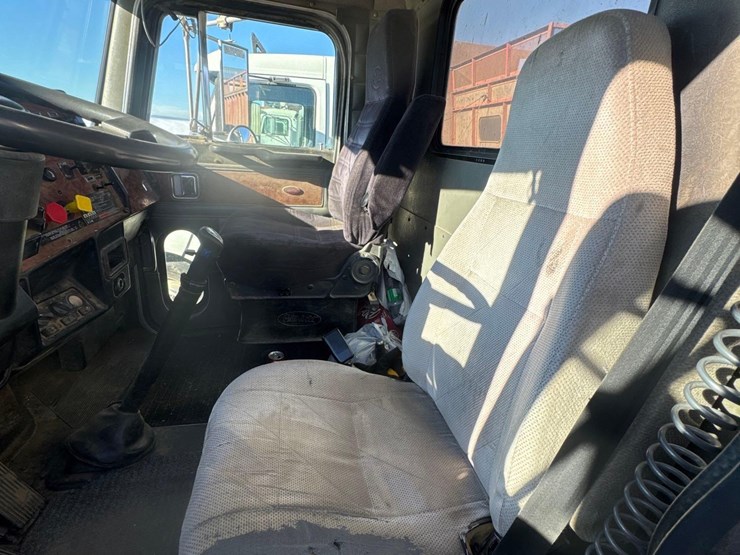1996-peterbilt-379-image-16