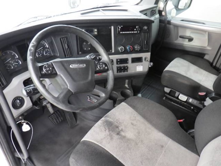 freightliner-cascadia-126-image-18