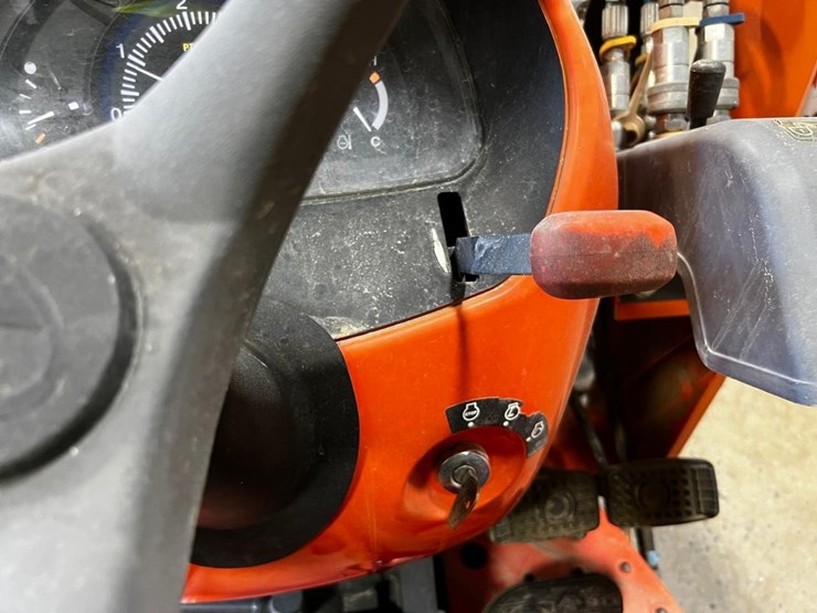 2014-kubota-l3901hst-image-23