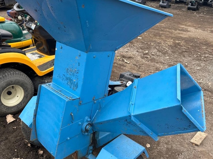 mini-pull-behind-gas-chipper/shredder-image-4