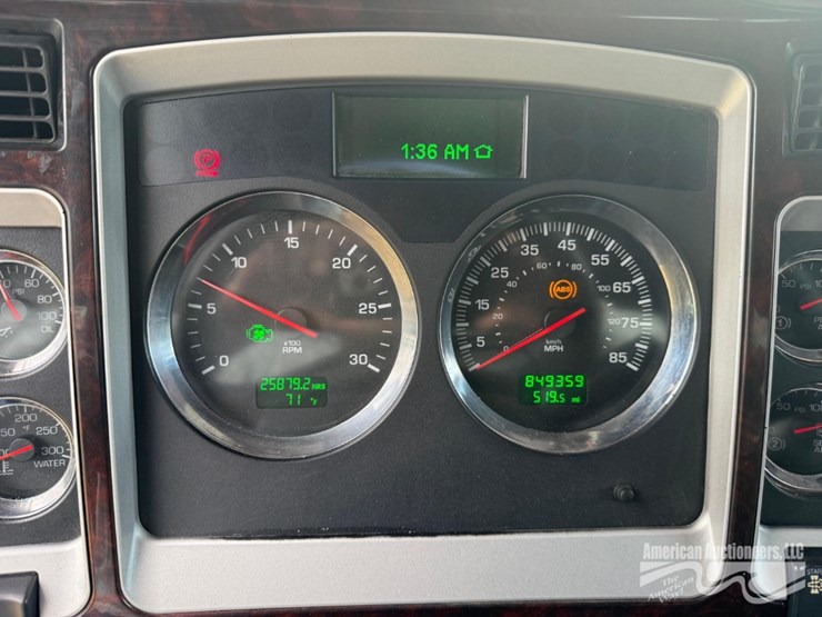 2013-kenworth-w900-image-4