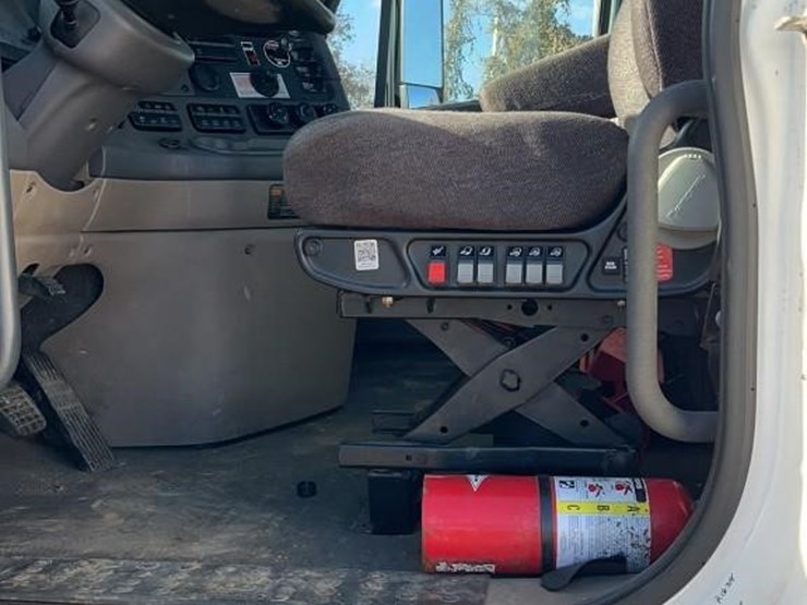 2016-freightliner-cascadia-125-image-12