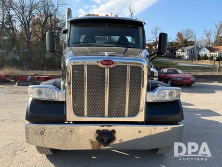 peterbilt-567-image-8