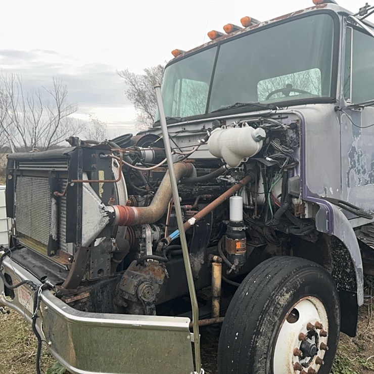 1994 VOLVO WHITE Semi Tractor, Salvage, being parted, Cummins N14, no title