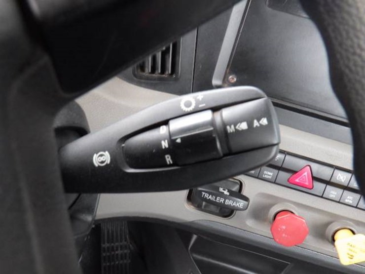 2020-freightliner-cascadia-126-image-17