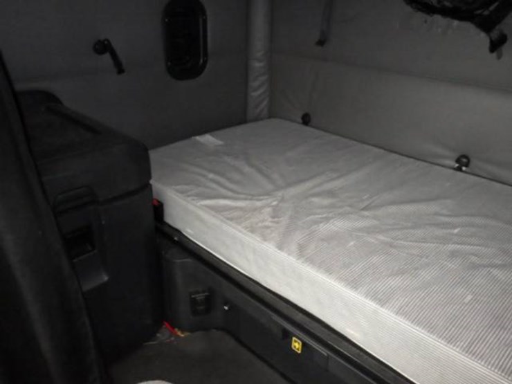 2022-freightliner-cascadia-126-image-23