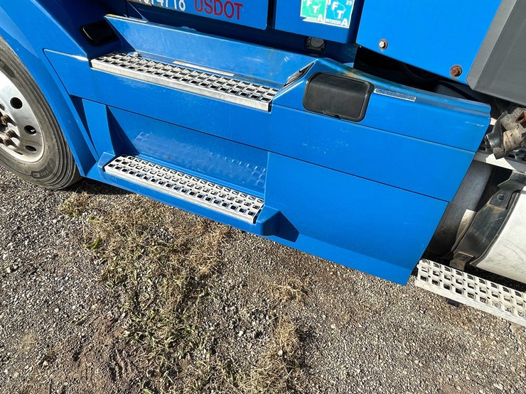 #202-•-2015-volvo-semi-tractor-(has-wi-title)-(denmark,-wi)-image-21