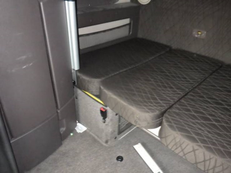 2017-volvo-vnl780-image-19