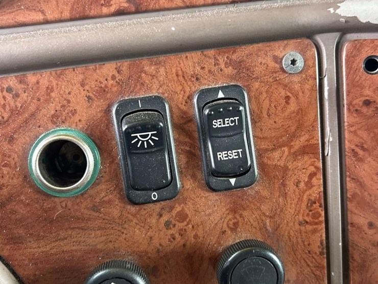 peterbilt-384-image-46