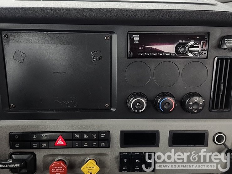 2019-freightliner-cascadia-126-image-21