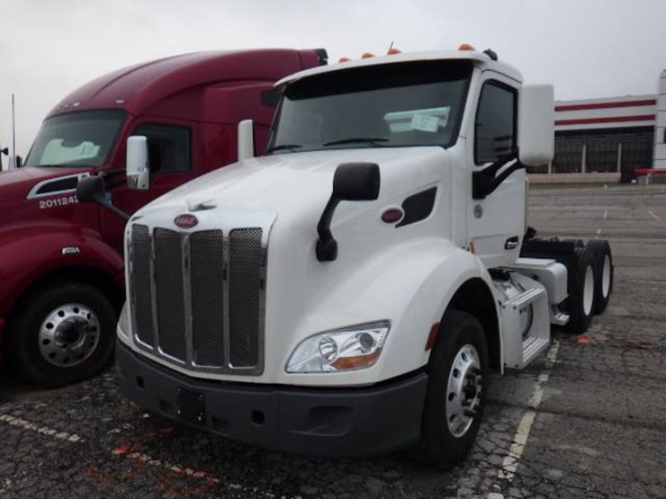 2019-peterbilt-579-image-1