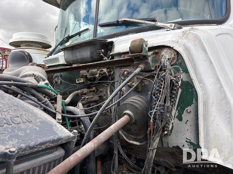 1986-mack-rd686-image-32